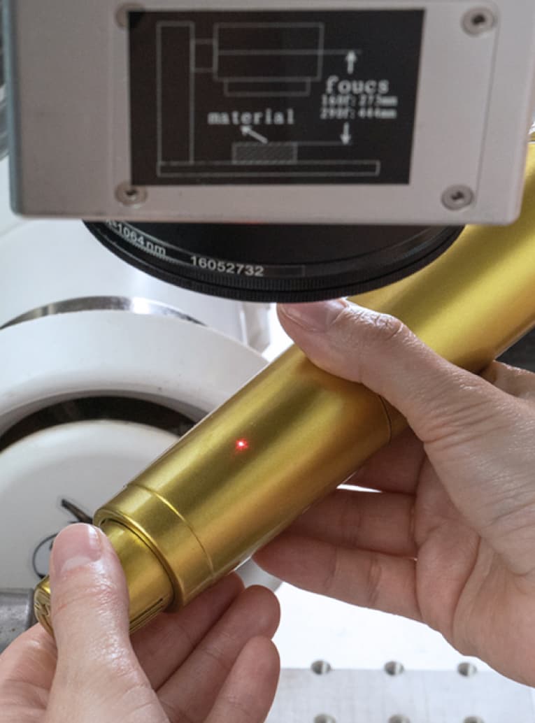 Процесс инкрустации стразами