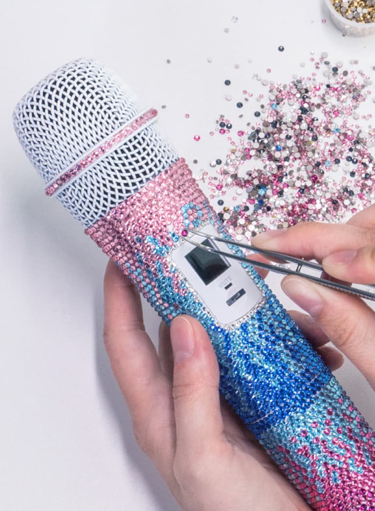 Процесс инкрустации стразами