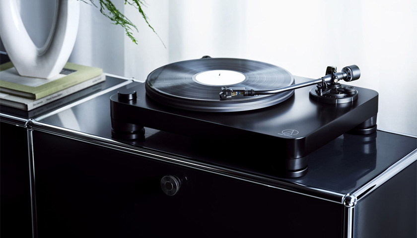 Audio-Technica AT-LP7X - проигрыватель винила.