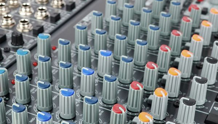 Возможность крепления микшера в рэковую стойку