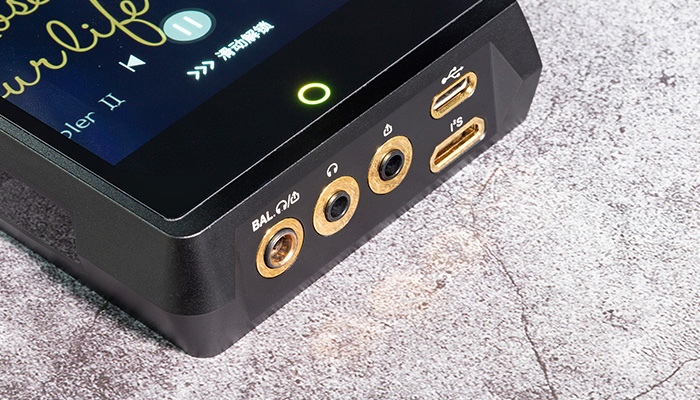 3.5-мм небалансный или 4.4-мм балансный выход наушников