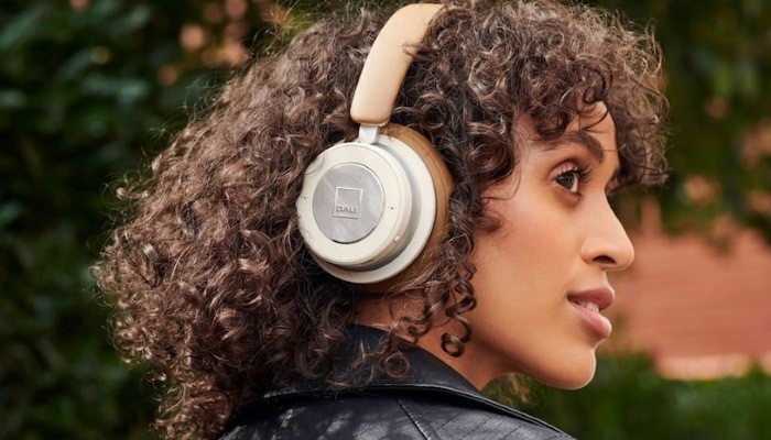 время работы модели от одной зарядки достигает 30 часов