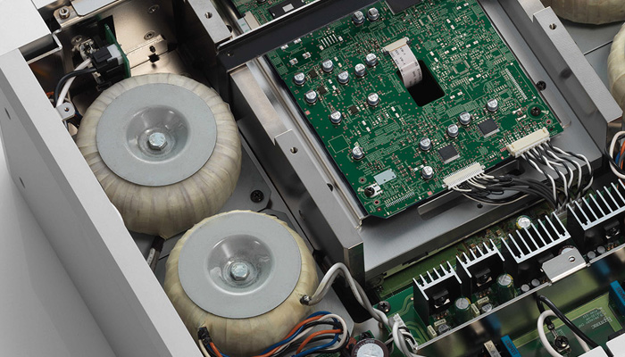 Мощная схема питания, необходимая для обеспечения качества звука