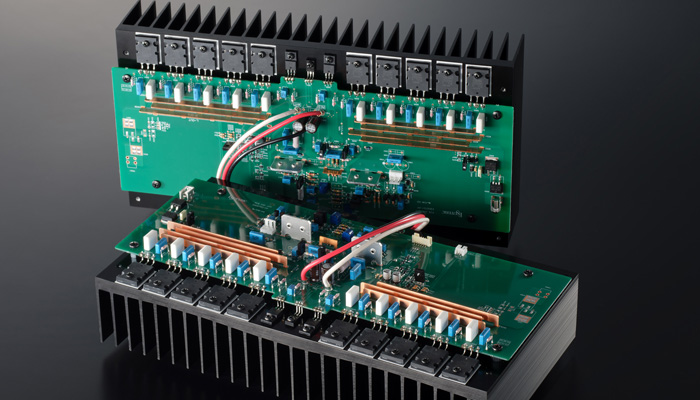 Несколько параллельно включенных блочных конденсаторов