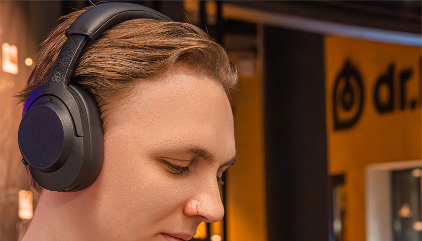 Амбушюры с низкой эластичностью и оголовье с высокой эластичностью обеспечивают удобную посадку