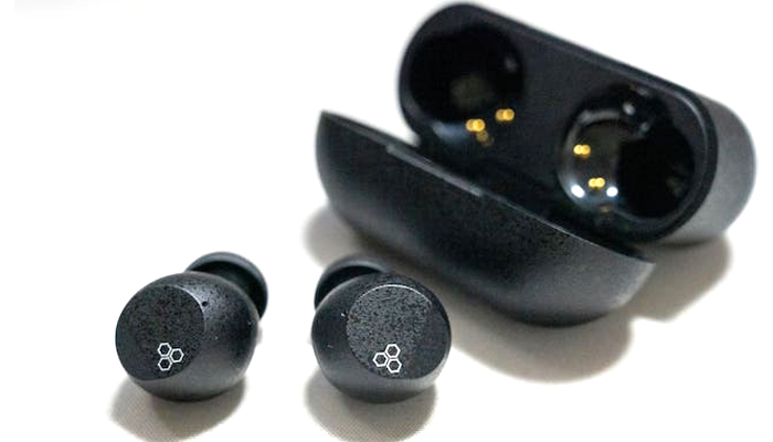 Конструкция с легкой защелкой позволяет легко извлекать наушники из чехла