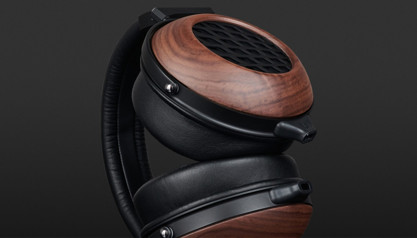 Уникальный корпус открытого типа из цельного черного ореха и алюминия