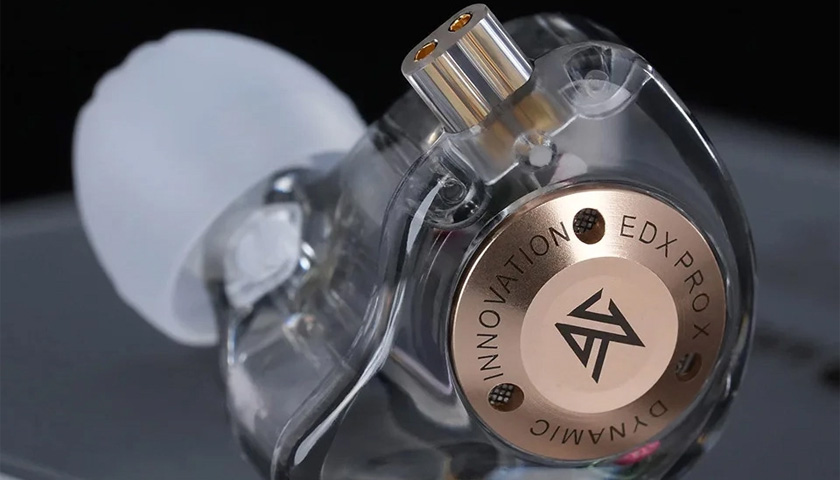 Высокочувствительный и мощный бас резонирует с каждым ударом