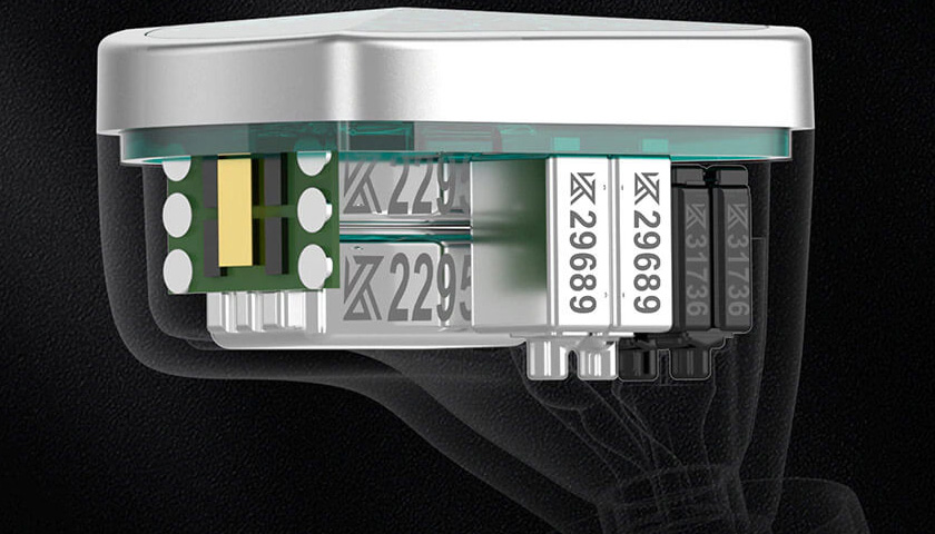 По 8 сбалансированных излучателей с каждой стороны