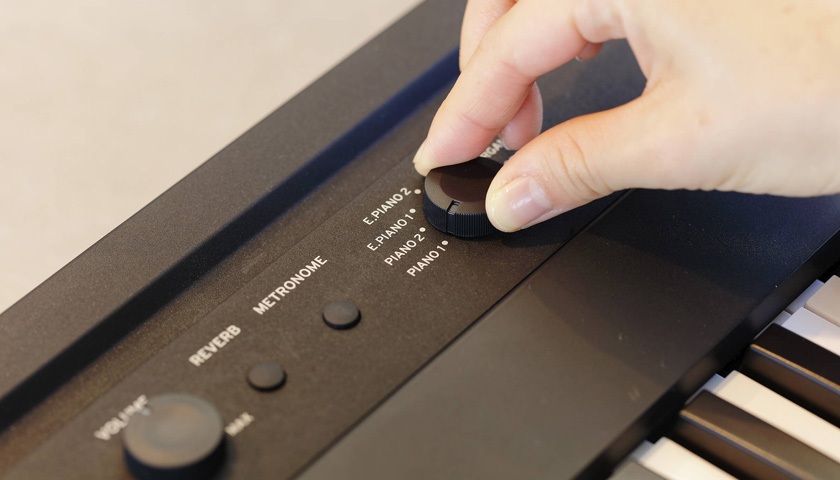 Шесть батареек типа АА обеспечивают примерно восемь часов непрерывной работы