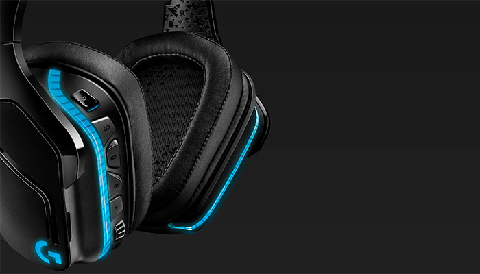 Logitech G933s — геймерские наушники с микрофоном.