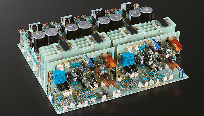 Прямые соединения между полностью сбалансированной схемой усилителя и аттенюатором