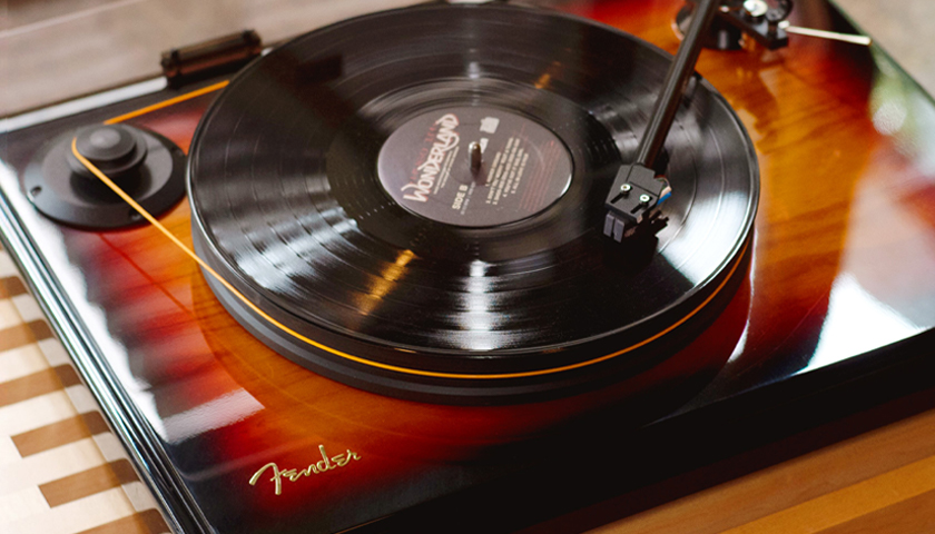 MoFi Fender Precision Deck проигрыватель