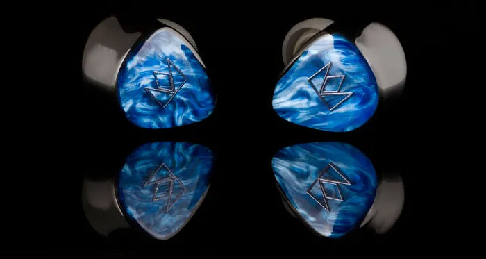 Эргономичный дизайн и наушник, который не выпадает из ушей