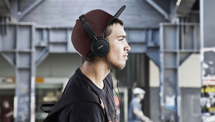 Наушники компактно складываются для удобного хранения и транспортировки