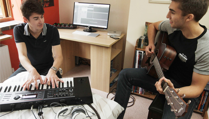 Подключитесь к звукозаписывающей программе DAW и приступайте к созданию музыки