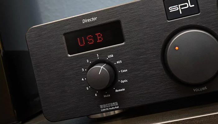 На передней панели устройства расположен дисплей