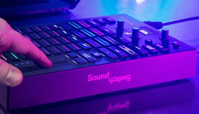 Повышайте уровень своего DJ-сета с помощью синхронизированного освещения и эффектов!