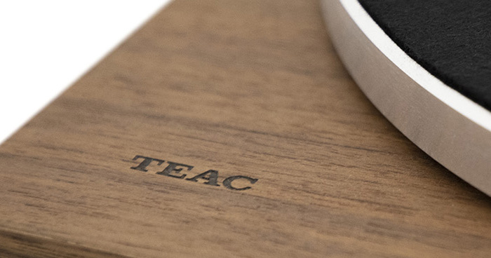 Отделка натуральным шпоном грецкого ореха с выгравированным лазером логотипом