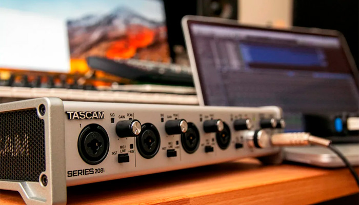 Звуковая карта tascam 208i