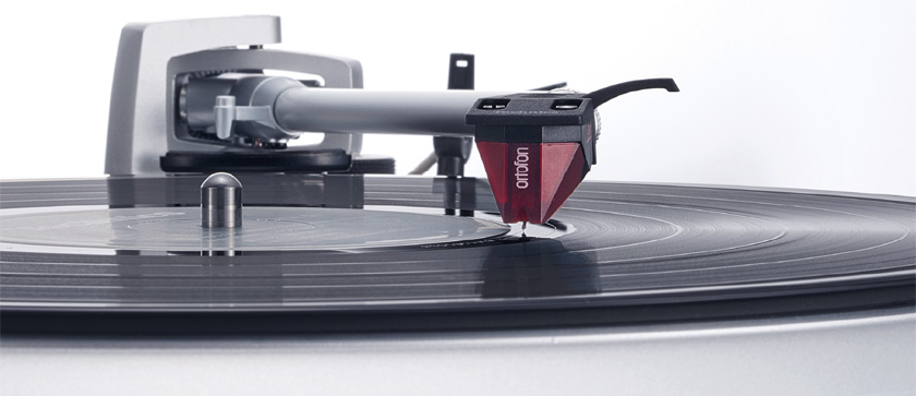 Проигрыватель со встроенным эквалайзером звука и головкой звукоснимателя