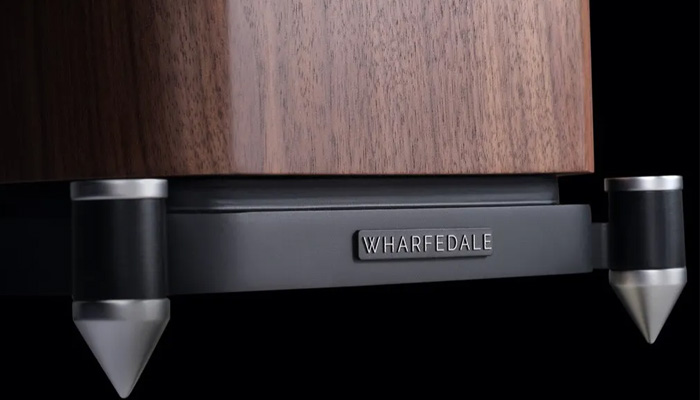 Щелевой фазоинвертор в основании для равномерного распространения басов