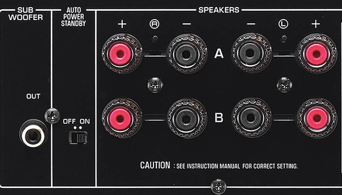 Возможность выбора акустических систем A, B или A+B и клеммы для подключения двух пар АС