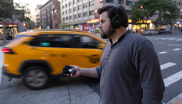 Стриминг и видеозвонки. 90° или моно / Задний микрофон