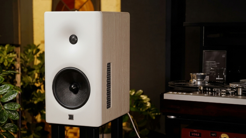 Dutch & Dutch 8c Speaker White & White