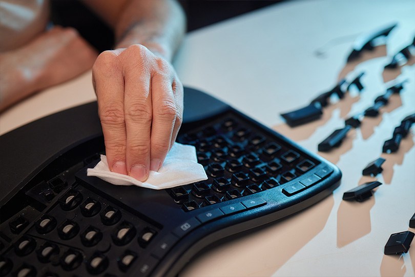 Глубокая очистка — если клавиши начали залипать