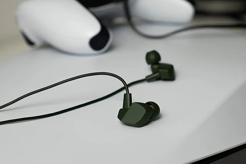 Final Audio VR3000 with Controller & Mic