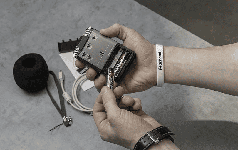 Диктофон работает от батареек