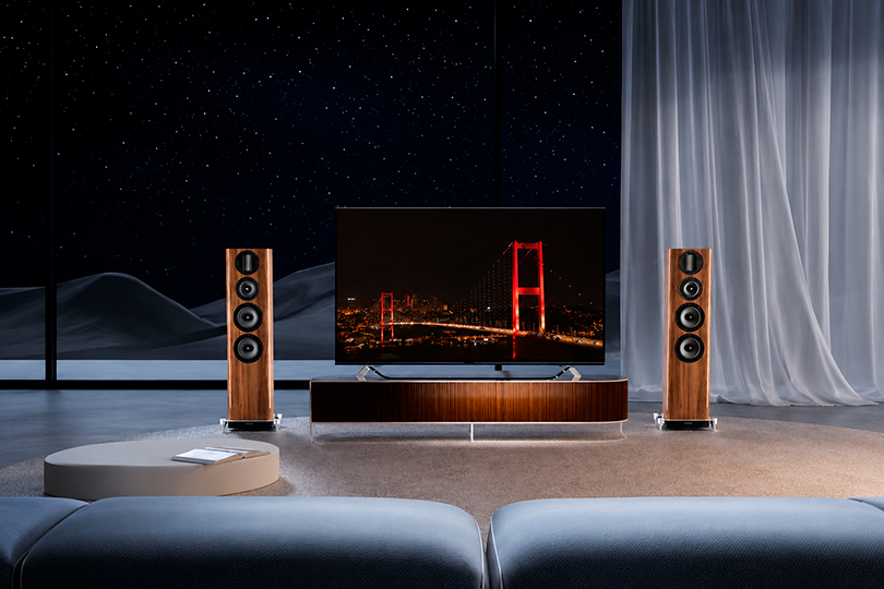Wharfedale AURA 4 Hi-Gloss Black — старший Wharfedale с масштабом и отделкой выше класса EVO