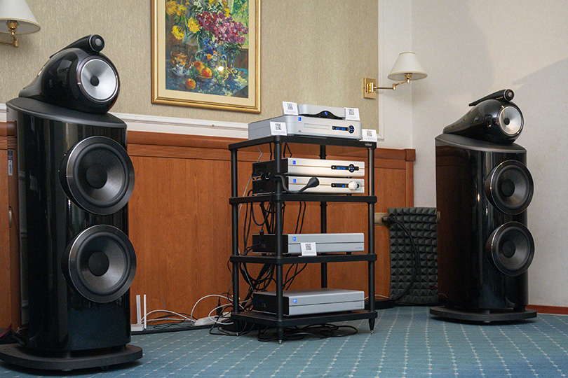 Звуковая магия в комнате 1008: Bowers & Wilkins 801 D4 в центре внимания