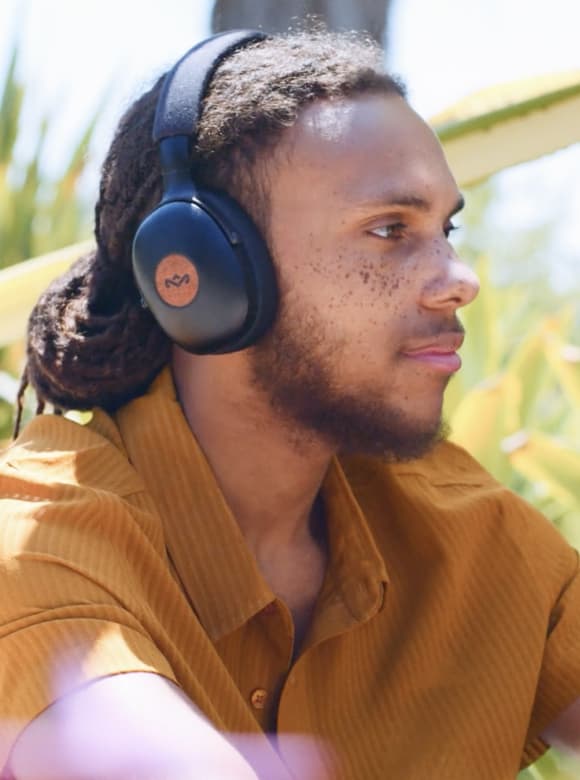 Фото с наушниками House of Marley Positive Vibration XL