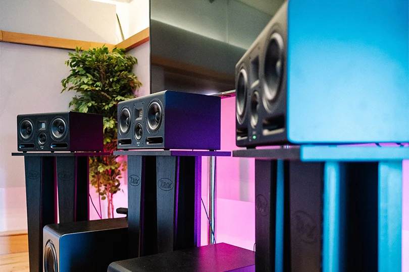 Зачем студийным мониторам массивные стойки и при чём тут бренд Zaor