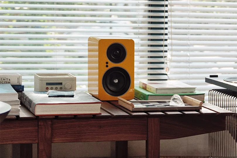 Знакомство с обновлённой активной полочной акустикой от Jamo 