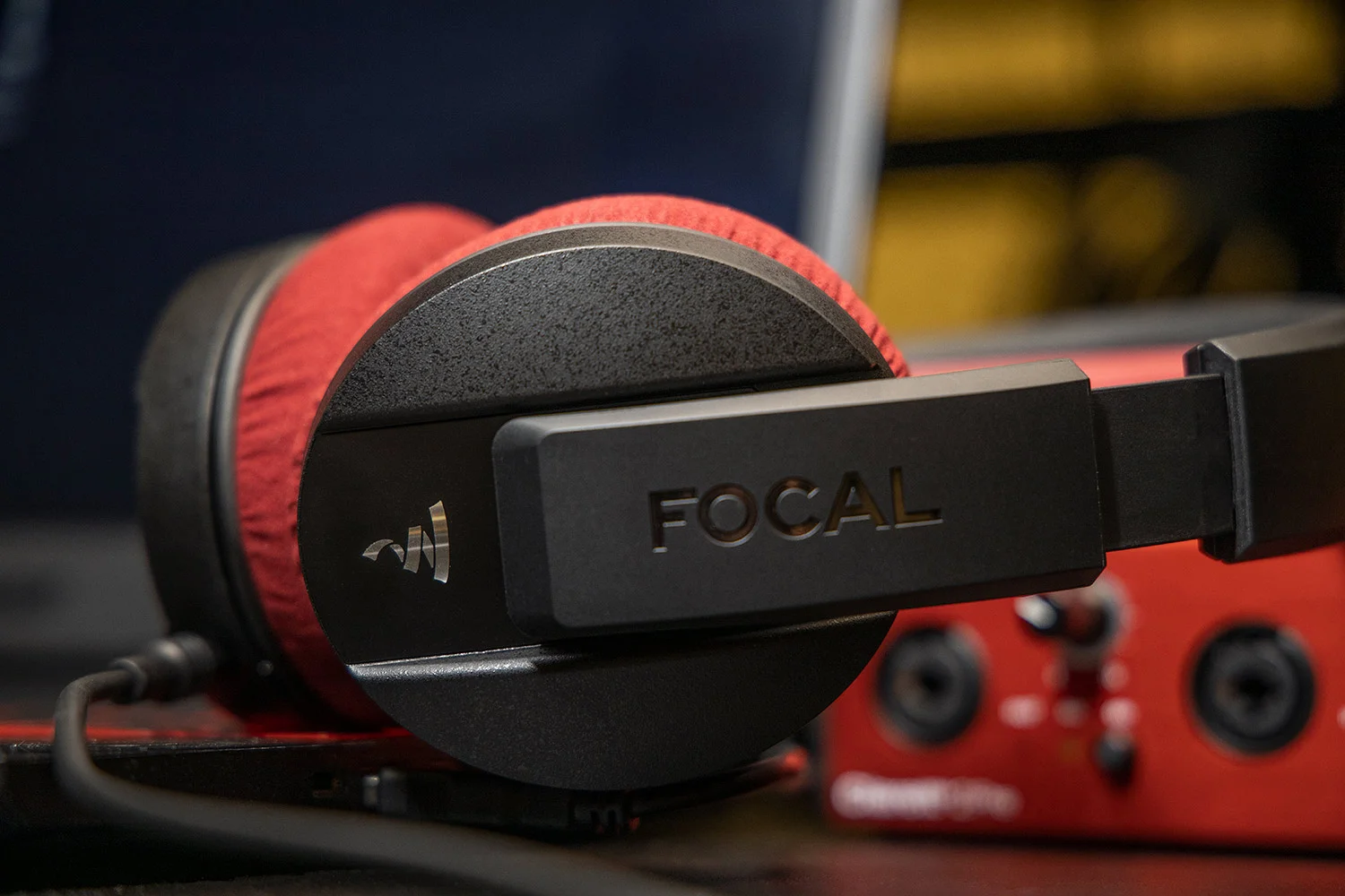 Купить наушники мониторные Focal Listen Pro по цене 29900 руб. в