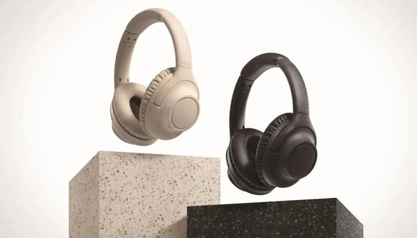 Модель доступна в двух универсальных цветах ATH-S300BT 