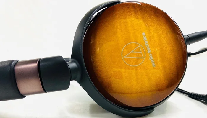 Наушники оснащены 53-миллиметровыми эксклюзивными драйверами