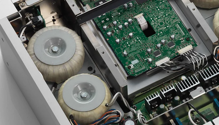 Мощная схема питания, необходимая для обеспечения качества звука