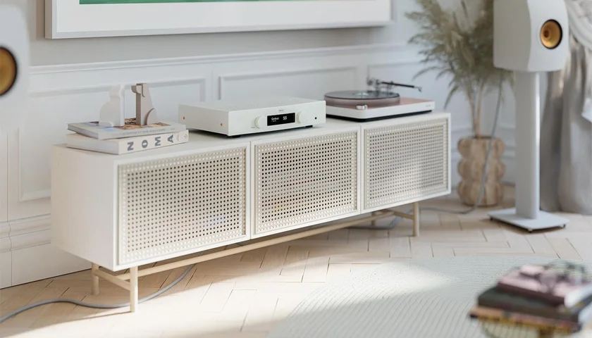 Высокий коэффициент демпфирования и работа с акустикой от 2 Ом