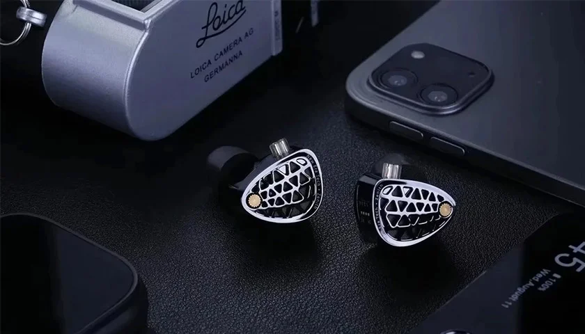 Профессиональный дизайн и улучшенная вентиляция для превосходного звучания