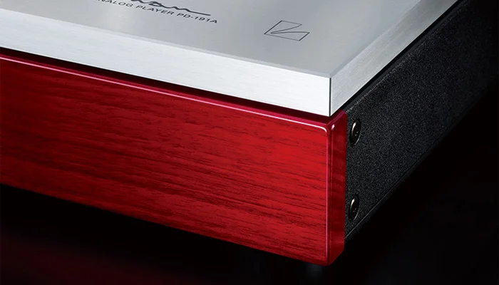 Элегантный, неподвластный времени промышленный дизайн LUXMAN с деревянной передней панелью и низким центром тяжести корпуса