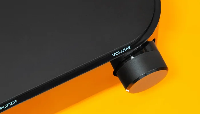 компактный гибридный интегрированный усилитель