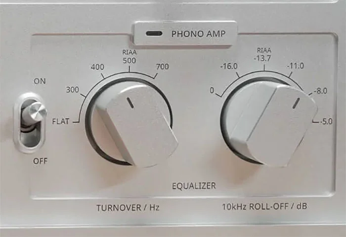 Встроенный фонокорректор с переключением стандартов коррекции