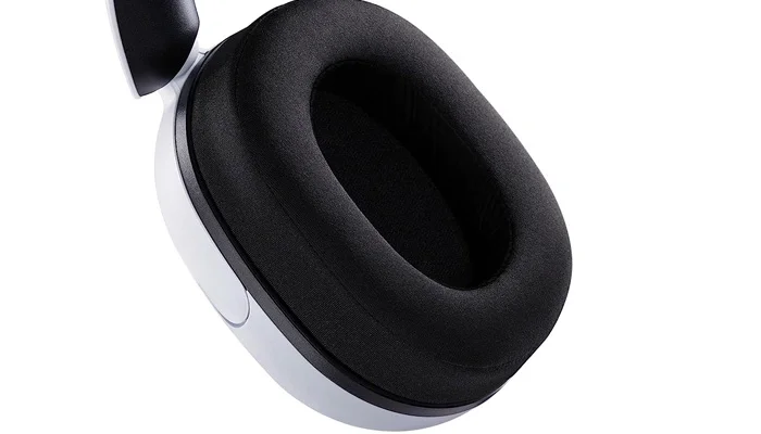 Плотно прилегает к ушам