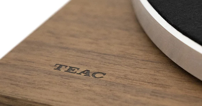 Отделка натуральным шпоном грецкого ореха с выгравированным лазером логотипом