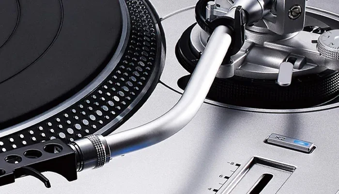 Тонарм, обеспечивающий высокое начальное движение и высокую чувствительность