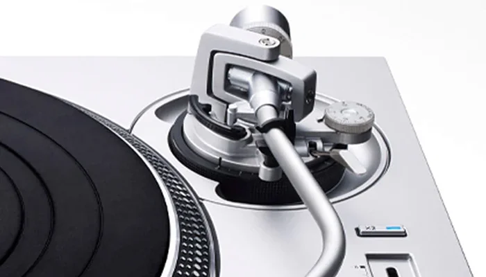 Тонарм, обеспечивающий высокое начальное движение и высокую чувствительность